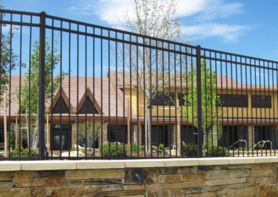 Montage Majestic metal fencing