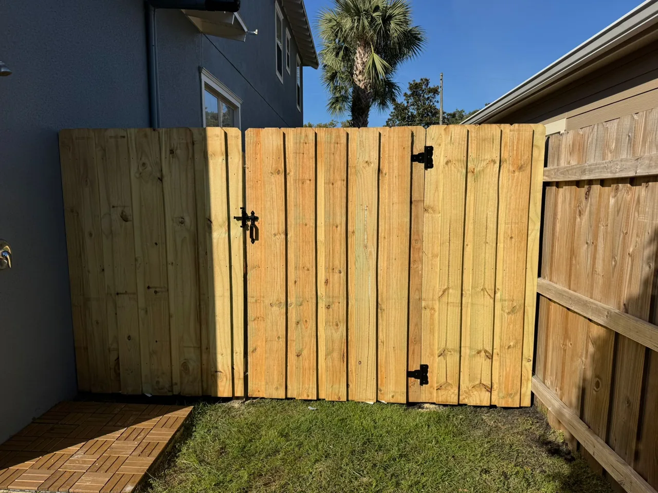 Natural wood Wood gate